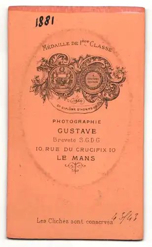 Fotografie Gustave, Le Mans, Portrait hübscher Knabe mit dunklem Haar und Seitenscheitel