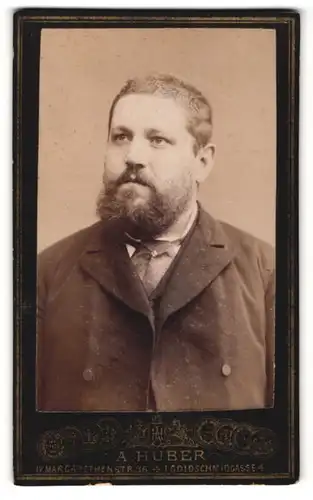 Fotografie A. Huber, Wien, Portrait Herr mit Vollbart im Anzug mit Krawattentuch