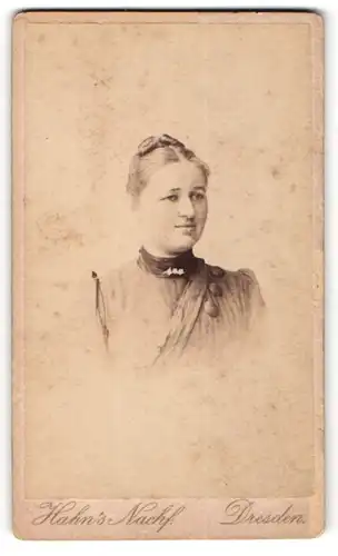 Fotografie Hahn's Nachf., Dresden, Portrait junge Frau mit Hochsteckfrisur und Brosche