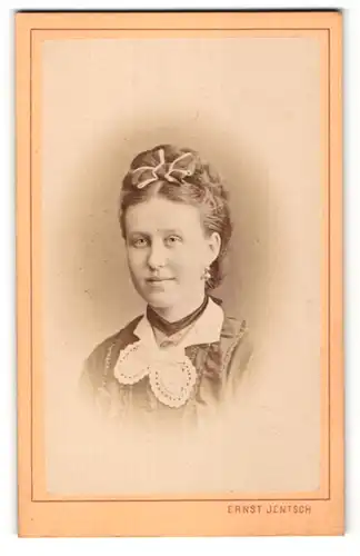 Fotografie Ernst Jentsch, Neisse, Portrait hübsche junge Dame mit Hochsteckfrisur und Rüschenbluse