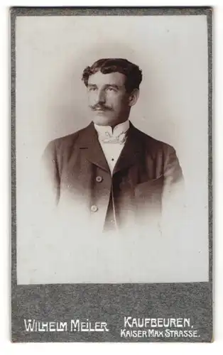 Fotografie Wilhelm Meiler, Kaufbeuren, Portrait bürgerlicher Herr mit Zwirbelbart und weisser Fliege