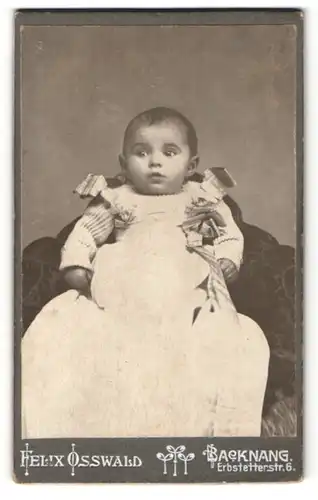Fotografie Felix Osswald, Backnang, niedliches Baby im prachtvollen weissen Kleid