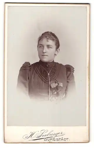 Fotografie H. Seeburger, Burgstädt, Portrait hübsches Fräulein in prachtvoller Rüschenbluse