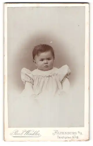 Fotografie Paul Winkler, Altenburg i. S., Portrait dunkelhaariges kleines Mädchen im weissen Rüschenkleid