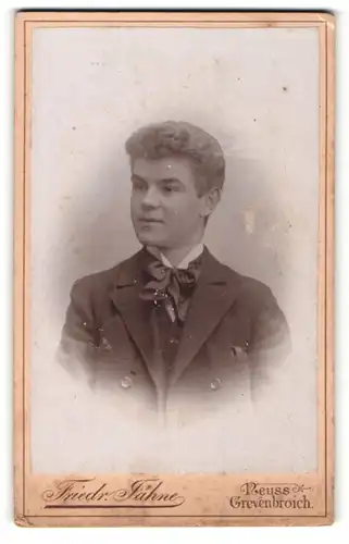 Fotografie Friedr. Jähne, Neuss, Portrait junger hübscher Mann mit Schleife am Kragen