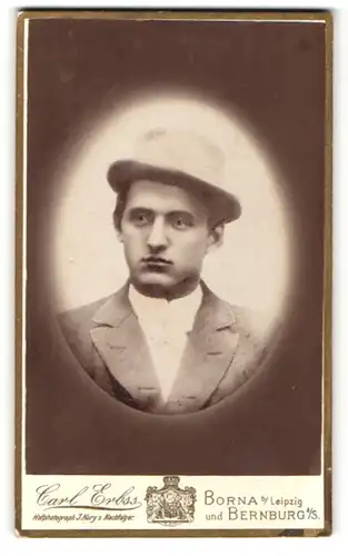 Fotografie Carl Erbs, Borna, Portrait hübscher junger Mann mit Hut