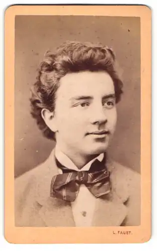Fotografie L. Faust, Pressburg, Portrait junger Herr mit zeitgenöss. Frisur