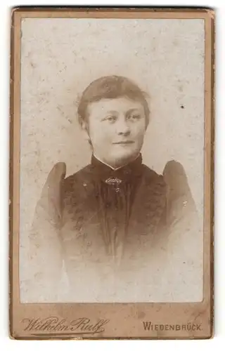 Fotografie Wilhelm Ruff, Wiedenbrück, Portrait junge Frau mit zusammengebundenem Haar