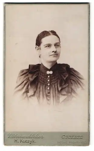 Fotografie H. Koczyk, Oschatz, Portrait junge Frau mit zurückgebundenem Haar