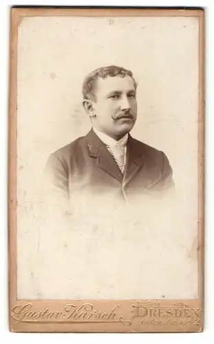 Fotografie Gustav Karsch, Dresden, Portrait Herr mit Oberlippenbart