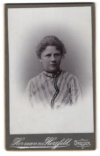 Fotografie Hermann Herzfeld, Dresden, Portrait Fräulein mit zusammengebundenem Haar