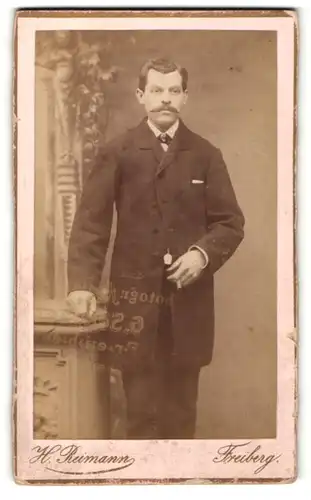 Fotografie H. Reimann, Freiberg, Portrait Herr in zeitgenöss. Garderobe