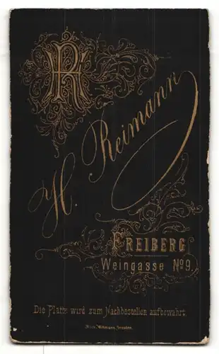 Fotografie H. Reimann, Freiberg, Portrait Herr in zeitgenöss. Garderobe