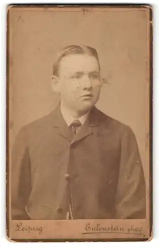 Fotografie Eulenstein, Leipzig, Portrait halbwüchsiger Knabe mit zeitgenöss. Frisur