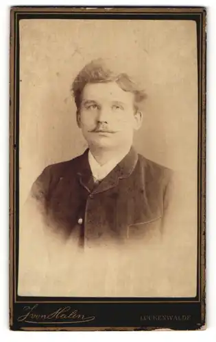 Fotografie J. von Halen, Luckenwalde, Portrait junger Mann mit zeitgenöss. Frisur