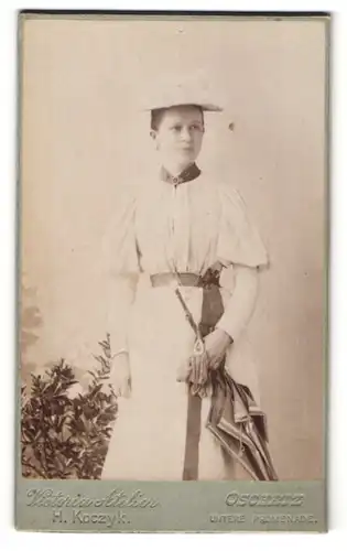 Fotografie H. Koczyk, Oschatz, Portrait junge Dame mit Hut und Schirm