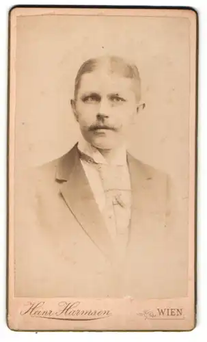 Fotografie Heinr. Harmsen, Wien, Portrait junger Herr mit Mittelscheitel