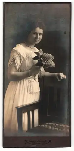 Fotografie Georg Koczyk, Coswig, hübsches Fräulein mit lockigem Haar und Fliederstrauss