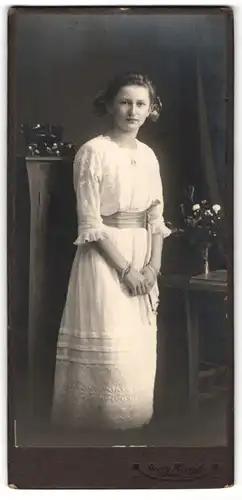 Fotografie Georg Koczyk, Coswig, hübsches junges Mödchen mit Haarschleife im weissen Spitzenkleid