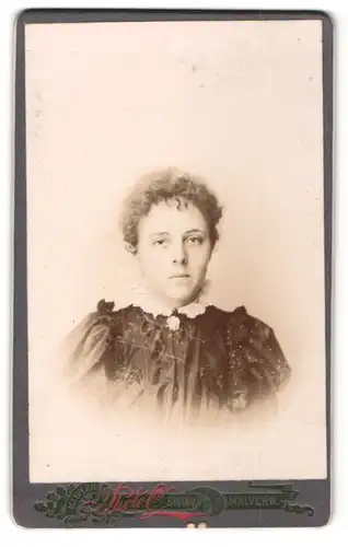 Fotografie Photo Studio, Malvern, Portrait junge Frau mit zusammengebundenem Haar