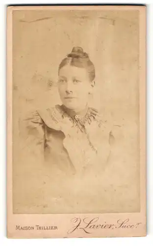 Fotografie H. Thillier, Paris, Portrait Frau mit zeitgenöss. Frisur