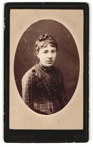 Fotografie Edouard Collet, Metz, Portrait Fräulein mit zeitgenöss. Frisur