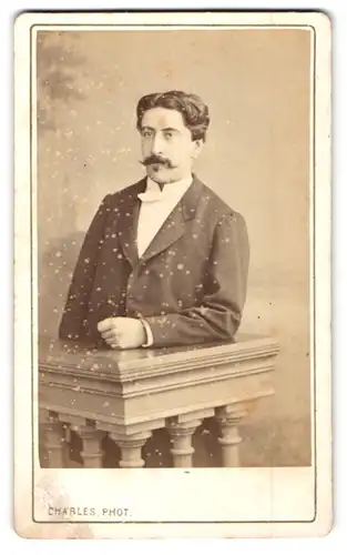 Fotografie Charles, Bordeaux, Portrait Herr mit Oberlippenbart