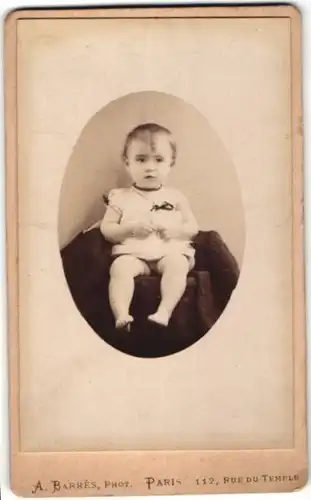 Fotografie A. Barrés, Paris, Portrait Kleinkind in Leibchen