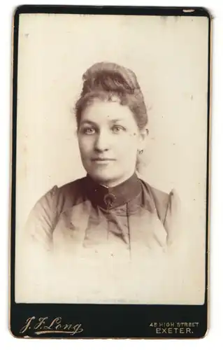 Fotografie J. F. Long, Exeter, Portrait junge Frau mit zeitgenöss. Frisur