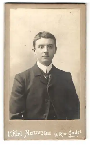 Fotografie Art Nouveau, Paris, Portrait junger Mann in Anzug
