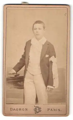 Fotografie Dagron, Paris, Portrait Knabe in festlicher Kleidung mit Ärmelschleife