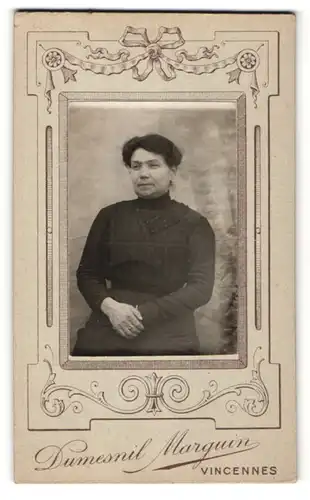 Fotografie Dumesnil Marguin, Vincennes, Portrait Frau mit zusammengebundenem Haar