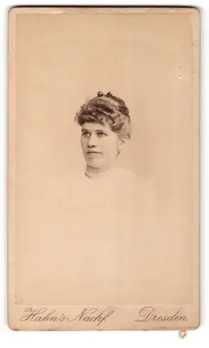 Fotografie Hahn's Nachf., Dresden, Portrait junge Dame mit zusammengebundenem Haar