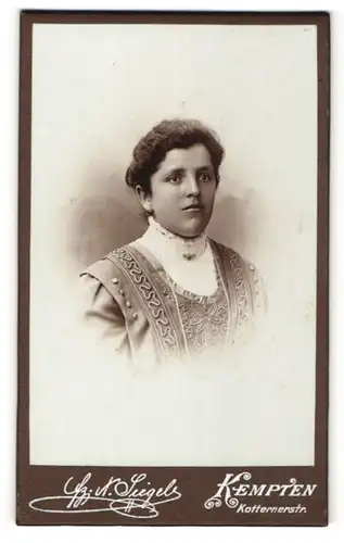 Fotografie F. X. Siegel, Kempten, Portrait junge Frau mit zurückgebundenem Haar