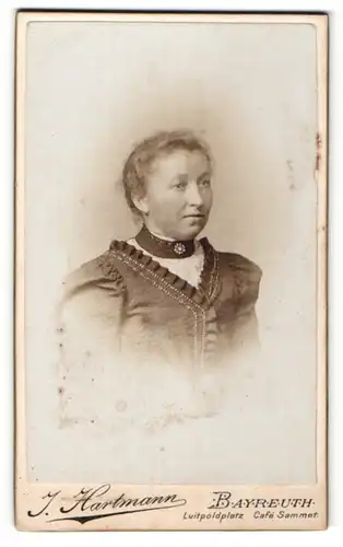 Fotografie J. Hartmann, Bayreuth, Portrait Frau mit zusammengebundenem Haar