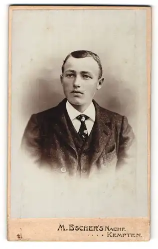 Fotografie M. Bischer's Nachf., Kempten, Portrait junger Mann in Anzug