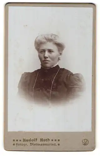 Fotografie Rudolf Roth, Dietmannsried, Portrait schöne blonde Frau mit Ohrringen und Halskette