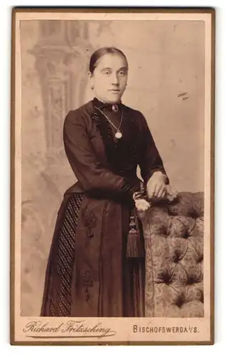 Fotografie Richard Fritzsching, Bischofswerda i. S., hübsche junge Frau mit dunklem und zurückgebundenem Haar