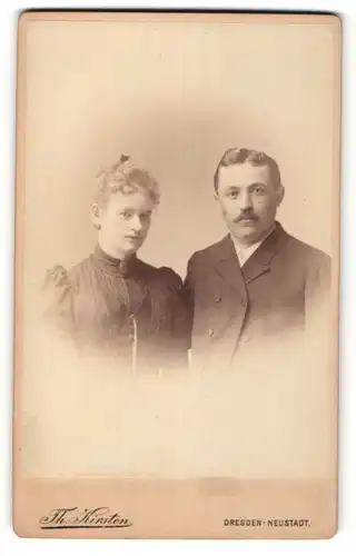 Fotografie Th. Kirsten, Dresden-Neustadt, Portrait elegantes junges Paar in hübscher Kleidung