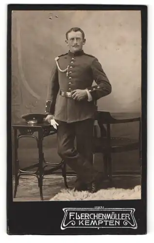 Fotografie F. Lerchenmüller, Kempten, junger dunkelhaariger Soldat mit Schnurrbart in Uniform