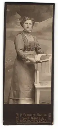 Fotografie Walter Jaeger, Bischofswerda, Portrait junge Dame mit Hochsteckfrisur