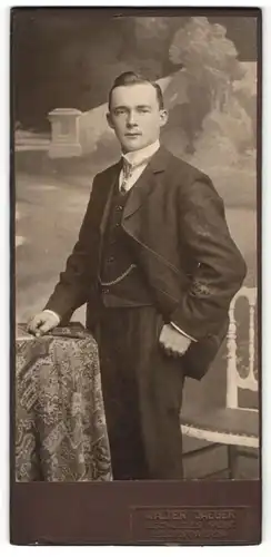 Fotografie Walter Jaeger, Bischofswerda, Portrait junger Herr in Anzug