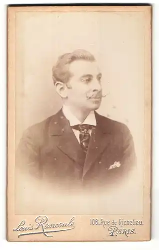 Fotografie Louis Rancoule, Paris, Portrait hübscher blonder Mann mit Zwirbelbart und Krawatte im Anzug