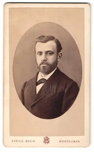 Fotografie Achille Bouis, Montauban, Portrait hübscher junger Mann mit Vollbart im edlen Jackett