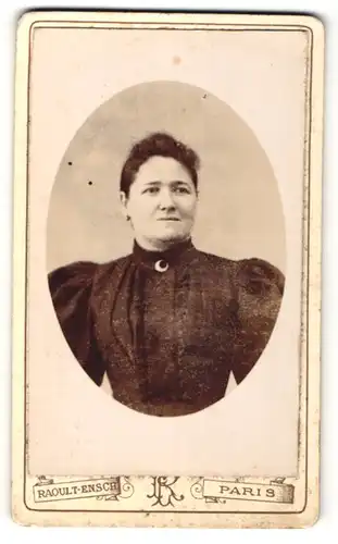 Fotografie Raoult-Ensch, Paris, Portrait Frau mit zusammengebundenem Haar