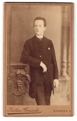 Fotografie Julius Grusche, Dresden-N, Portrait halbwüchsiger Knabe in Anzug