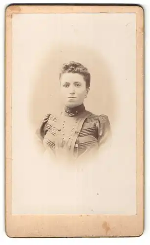 Fotografie H. Génin, Paris, Portrait junge Dame mit zeitgenöss. Frisur