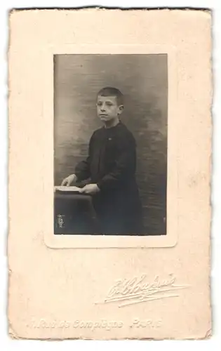 Fotografie E. Chapuis, Paris, Portrait Bub in zeitgenöss. Garderobe