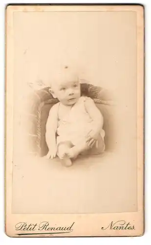 Fotografie Petit Reynaud, Nantes, Portrait Säugling mit nackigen Füssen