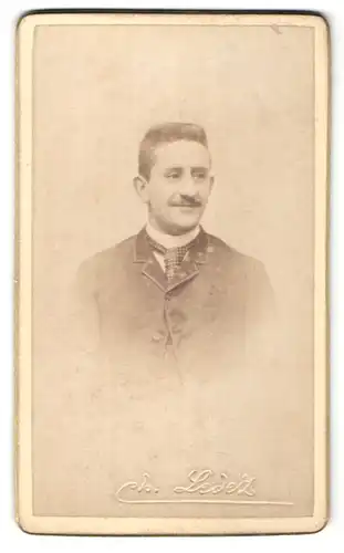 Fotografie Ch. Ledez, Ort unbekannt, Portrait bürgerlicher Herr im Anzug mit Krawatte